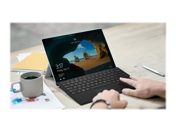 Microsoft Surface Pro Type Cover with Fingerprint ID - Tangentbord - med pekdyna, accelerometer - bakgrundsbelyst - italiensk - svart - kommersiell -
