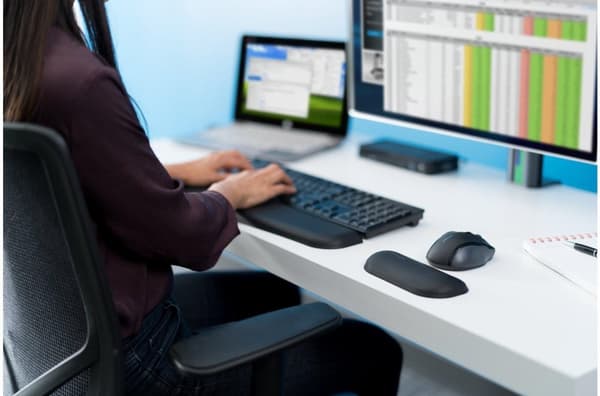 Kensington ErgoSoft™ rannetuki tavallisiin näppäimistöihin