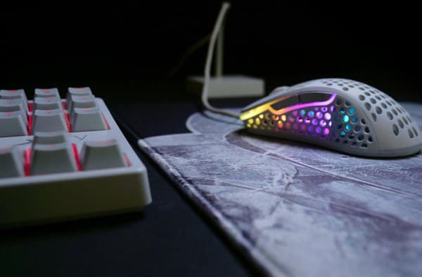 Xtrfy GP4. Bredd: 460mm Djup: 400mm. Produktens färg: Svart, Grå, Vit, Ytfärg: Bild, Material: Tyg, Broderade kanter, Anti-halk bas, Gaming-musmatta (