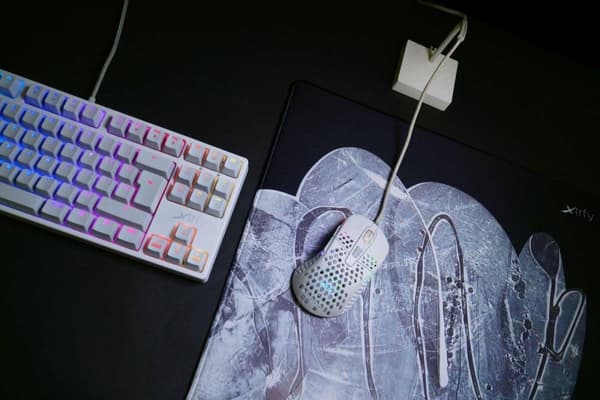 Xtrfy GP4. Bredd: 460mm Djup: 400mm. Produktens färg: Svart, Grå, Vit, Ytfärg: Bild, Material: Tyg, Broderade kanter, Anti-halk bas, Gaming-musmatta (
