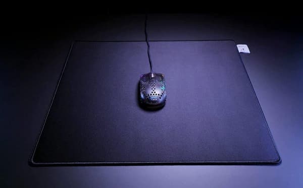 Xtrfy GPZ1. Bredde: 460 mm Dybde: 400 mm. Farve på produkt: Sort, Overfladefarve: Monokromatisk, Materiale: Stof, Skridsikker base, Gaming musemåtte (
