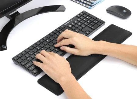 MANHATTAN ergonomisk tastatur håndledsstøtte Vandafvisende 445 x 100 mm overflade blødt skum skridsikker bund sort (425520)