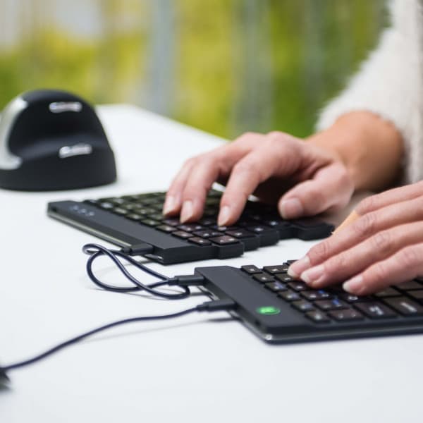 R-Go Split Break -kaksiosainen ergonominen näppäimistö, musta