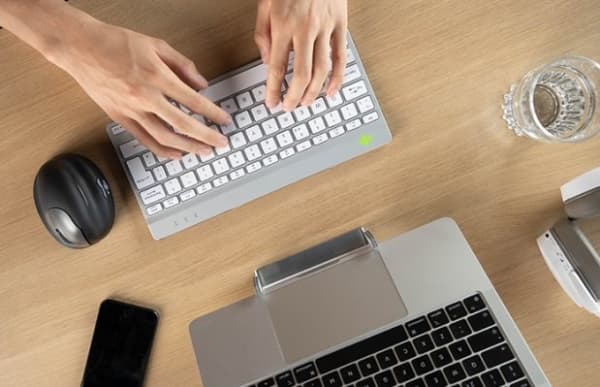 R-Go Compact Break - Tangentbord - med integrerad bromsindikator - USB-C - AZERTY - belgisk - vit