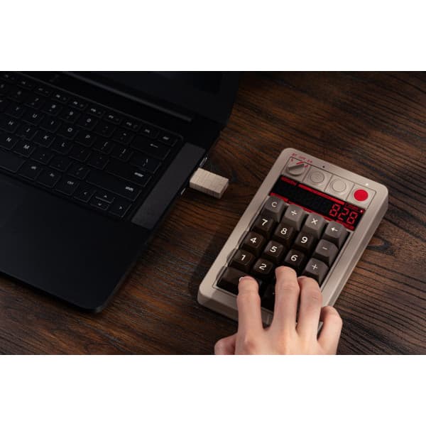 8BitDo Retro Mekaniskt Numpad – C64 Edition, Windows / Android