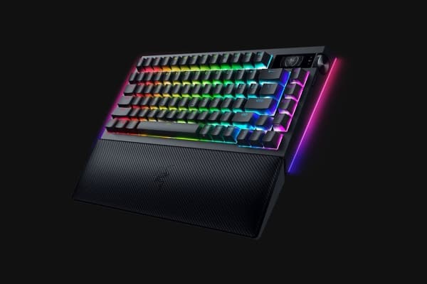 Razer BlackWidow V4 Pro, kaapeli ja langaton, USB + langaton RF + Bluetooth, mekaaninen, QWERTY, RGB LED, musta