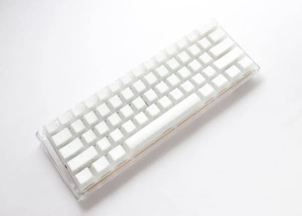 Ducky One 3 Aura White Mini Gaming Keyboard, RGB LED Le Ducky One 3 Aura White Mini Gaming Keyboard är ett kompakt gamingtangentbord som