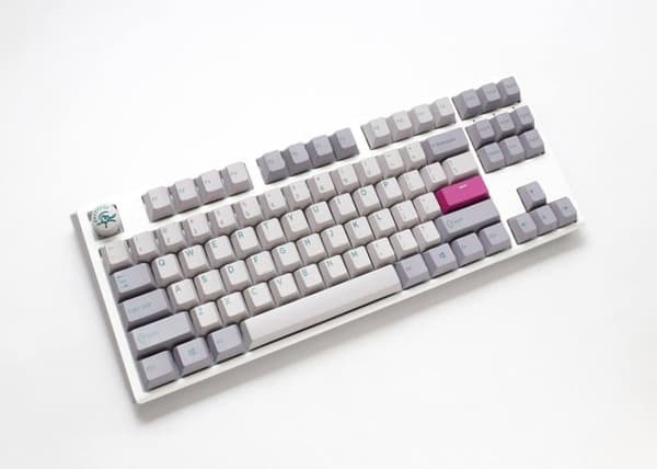 Ducky One 3 Mist Grey TKL gamingtangentbord är en verklig godbit för videospelsentusiaster. Dess kompakta TKL-design
