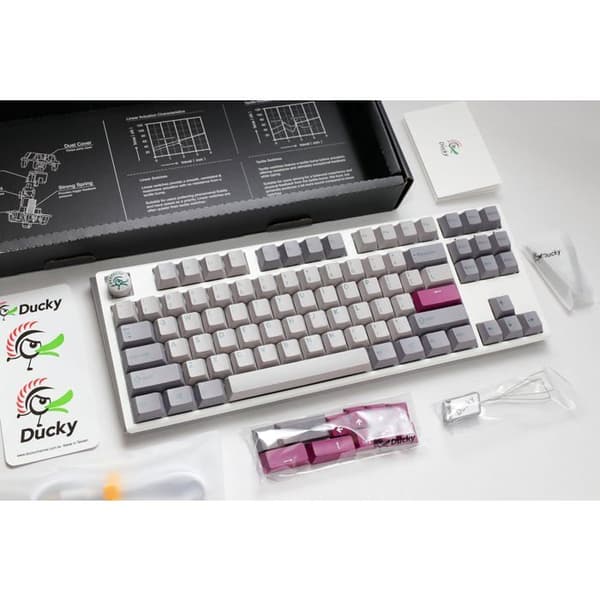 Ducky One 3 Mist Grey TKL gamingtangentbord är en verklig godbit för videospelsentusiaster. Dess kompakta TKL-design