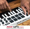 Pikkukuva 3 / 10: AKAI Professional MPK Mini MKIII - 25-näppäinen USB MIDI -näppäimistöohjain, jossa on 8 valoisaa rumpulevyä, 8 kiertonuppia ja sisältää musiikin tuota