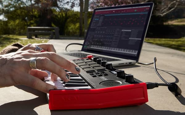 AKAI MPK Mini Play MK3 Control näppäimistö Pad-ohjain MIDI USB Musta, punainen