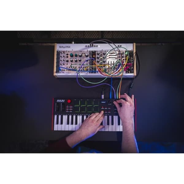 AKAI PROFESSIONAL MPKMINIPLUS - Mastertangentbord Minitangenter 37 mininoter - 8 RGB-plattor - 8 kodare