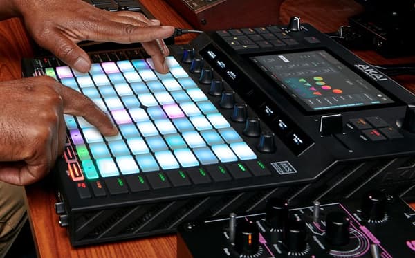 AKAI FORCE Itsenäinen musiikin tuotantoasema Sampleri MIDI USB Black