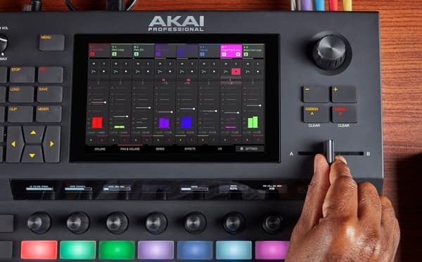 AKAI FORCE Itsenäinen musiikin tuotantoasema Sampleri MIDI USB Black
