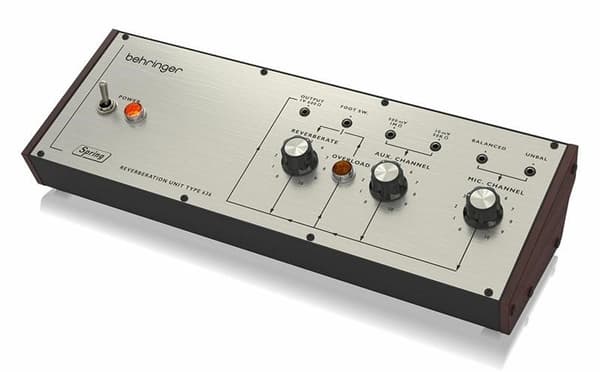 Behringer SPRING REVERBERATION 646 rumklangspedal i et Eurorack-kabinet