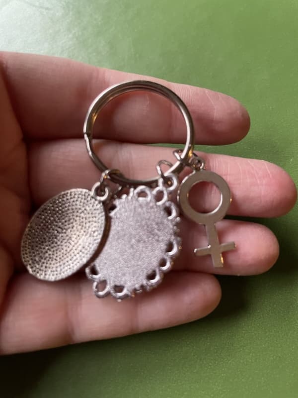 Keyring - Frida Kahlo - Female Symbol - Well behaved women - Silver