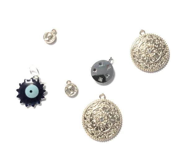 1 paket med blandat berlocker charms