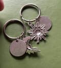 Miniatyrbild 3 av 3: Nyckelring Kompis/Partner No Matter WhereSol Måne Sun Moon