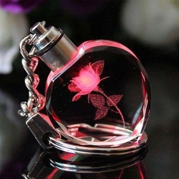 Nyckelring - Ej specificerat - Kristallhjärta - Graverad blomma - Röd LED - 3x3x1,2 cm