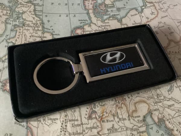 HYUNDAI CAST CHROME KEY RING FOB COMPLETE IN BOX OBLONG I 10 20 30 IQNIQ TUCSON~