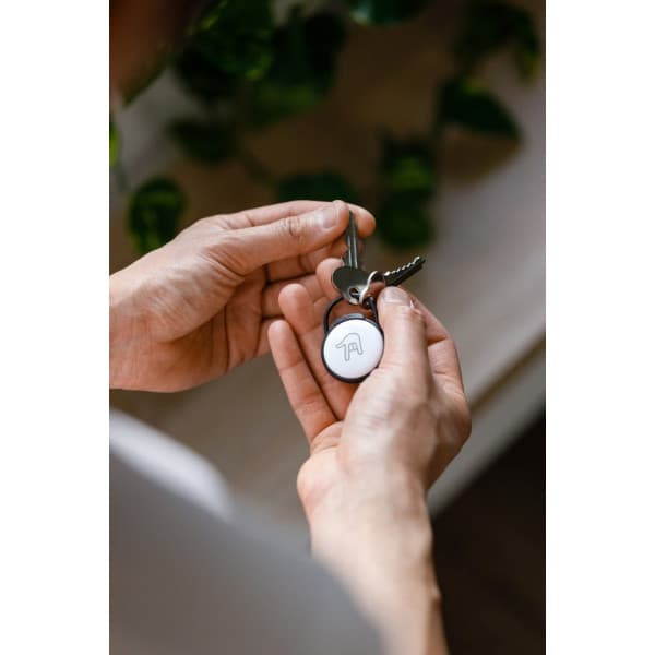 Orbitkey Slim Case for AirTag -pidike avainrenkaalla, musta