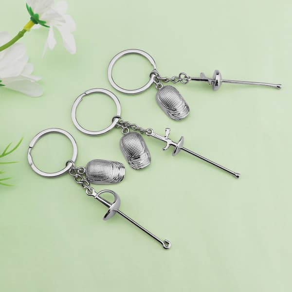 INF Nyckelring med Fäktningsvärja - Unik Sportgåva & Accessoar Model 1