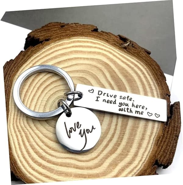 1 st graverad nyckelring Nyckelhängning för par Hängande dekor Chic nyckelringar Nyckelringshänge Creative Keychains Bildekoration Me Rostfritt