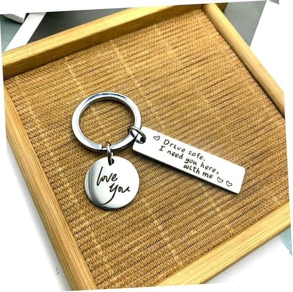1 st graverad nyckelring Nyckelhängning för par Hängande dekor Chic nyckelringar Nyckelringshänge Creative Keychains Bildekoration Me Rostfritt
