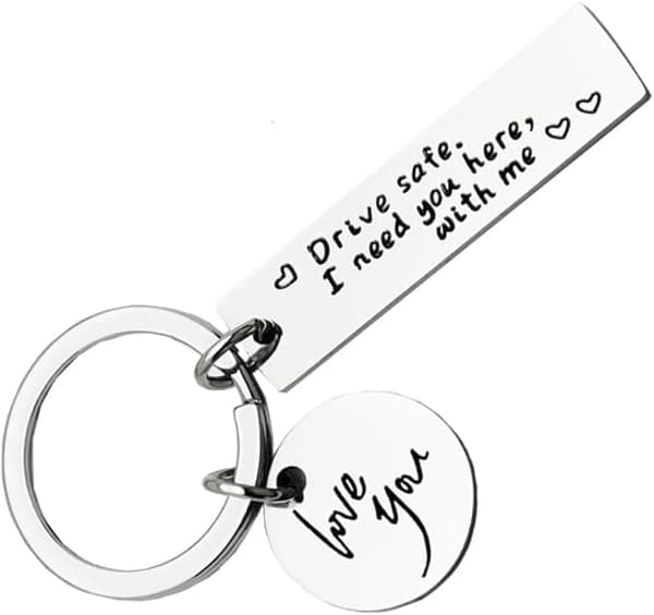 1 st graverad nyckelring Nyckelhängning för par Hängande dekor Chic nyckelringar Nyckelringshänge Creative Keychains Bildekoration Me Rostfritt