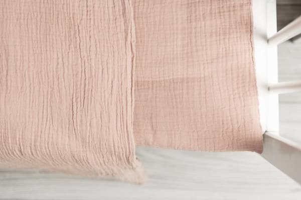 Sensillo MUSLIN SENGE 2-DELT. SKITTEN ROSA 100X135 CM
