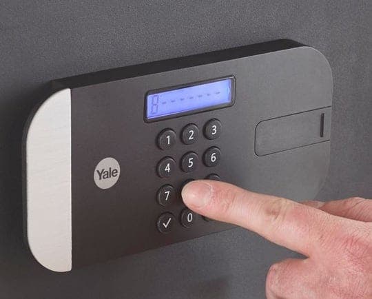Yale YSEM/520/EG1, Frittstående safe, Sort, Kombinasjonslås, 49,8 l, Stål, Gulv/vegg