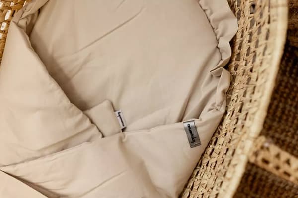 Babysvøb med flæser, lys beige