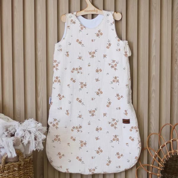 Muslin baby sovepose 018 mdr. | Små brune blomster 1.0