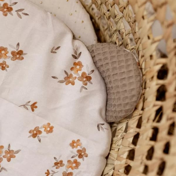 Wafer Pillow Bear Pienet ruskeat kukat | Pähkinävohveli