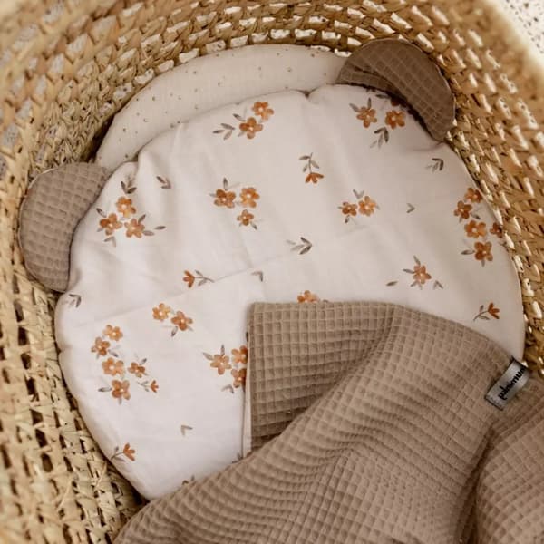 Wafer Pillow Bear Pienet ruskeat kukat | Pähkinävohveli