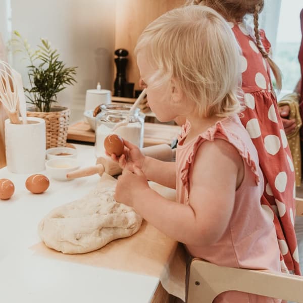 2-i-1 Montessori Kökstorn för Barn – Omvandlingsbart Bord & Stol - Justerbar Montessori Kökspall för Småbarn