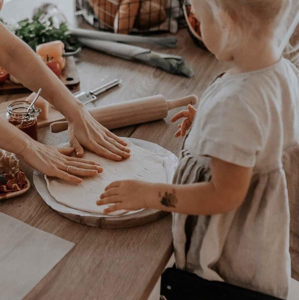 2-i-1 Montessori Kökstorn för Barn – Omvandlingsbart Bord & Stol  - Justerbar Montessori Kökspall för Småbarn