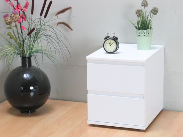 Mia natbord bredde 40 cm, højde 48, cm dybde 34 cm hvid.