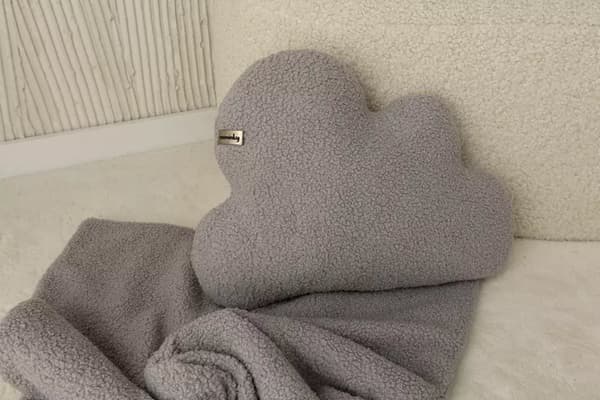 Koristeellinen tyynypilvi lampaan kanssa | Szara