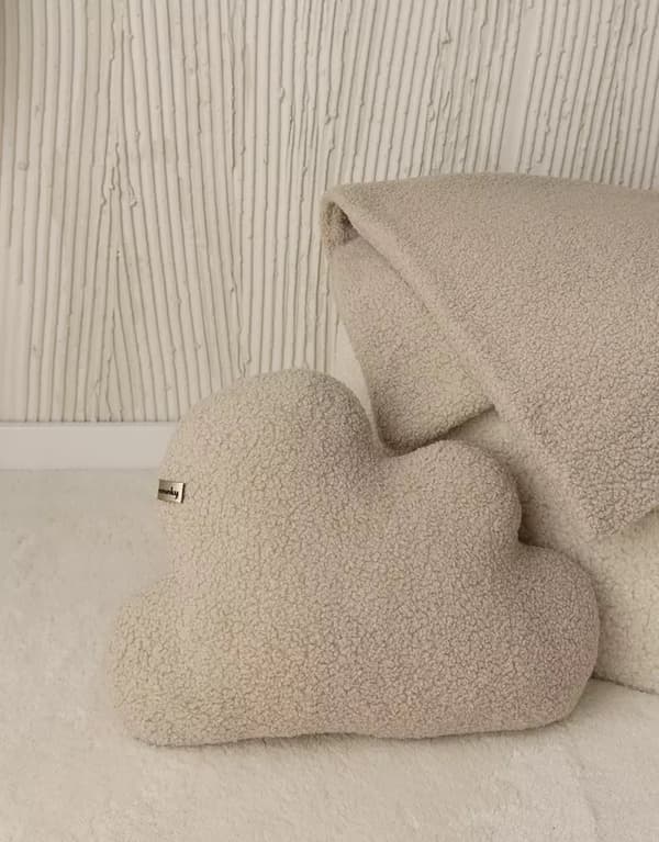 Koristeellinen tyynypilvi lampaan kanssa | Vaalea beige