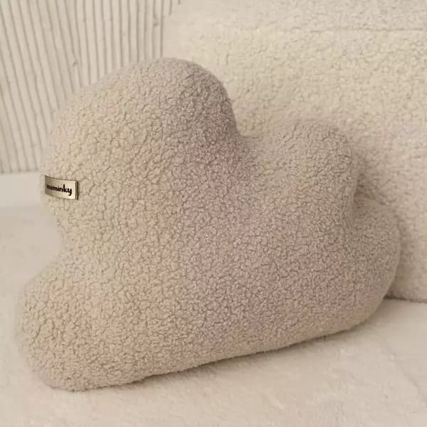 Koristeellinen tyynypilvi lampaan kanssa | Vaalea beige