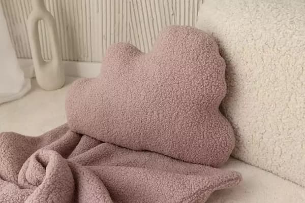 Dekorativt kuddmoln med lamm | Dirty Pink