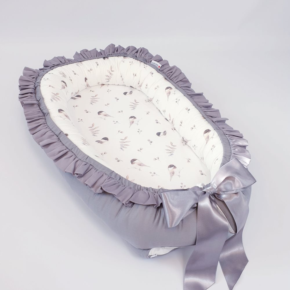 Babynest med fågelmotiv och mörkgrå volang