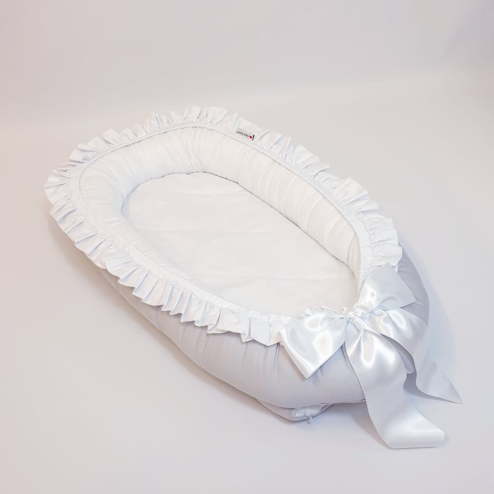 Babynest, ljusgrå med vit volang