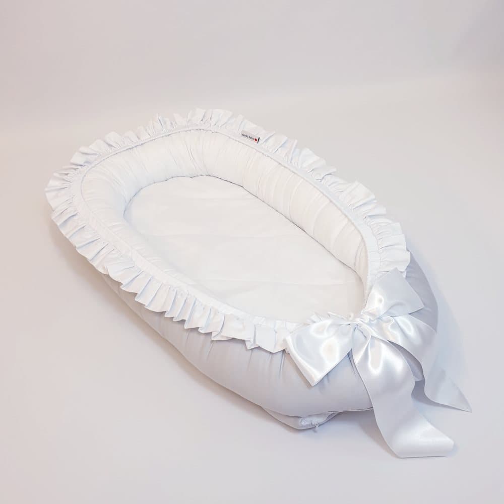 Babynest, ljusgrå med vit volang