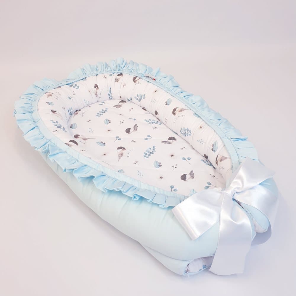 Babynest med fågelmotiv och blå volang