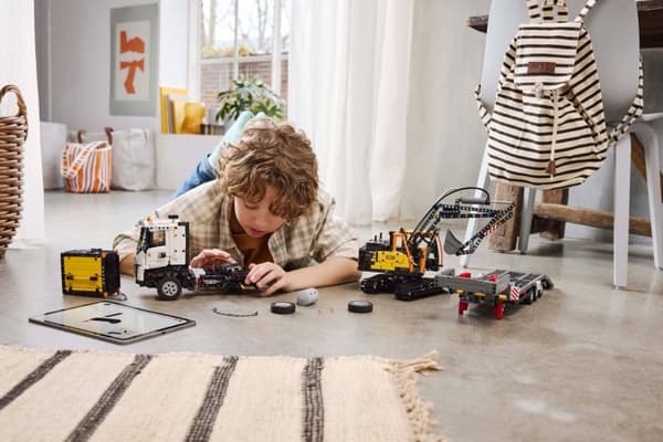 LEGO Technic 42175 - Volvo FMX lastbil och EC230 elektrisk grävmaskin