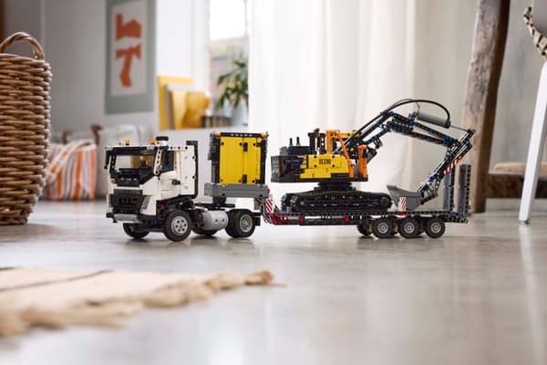 LEGO Technic 42175 - Volvo FMX lastbil och EC230 elektrisk grävmaskin