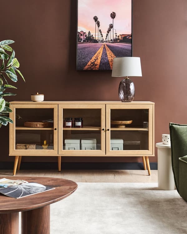3-dørs kommode lyst træ spånplade fyrretræsben 2 hylder glasfront minimalistisk stil