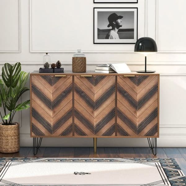 Buffé, en unik buffé med tre dörrar, eleganta detaljer och rymlig förvaring.